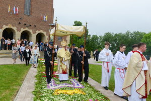 Ulicami Komborni przeszła procesja Bożego Ciała. Wierni przygotowali kwiatowy dywan [ZDJĘCIA]