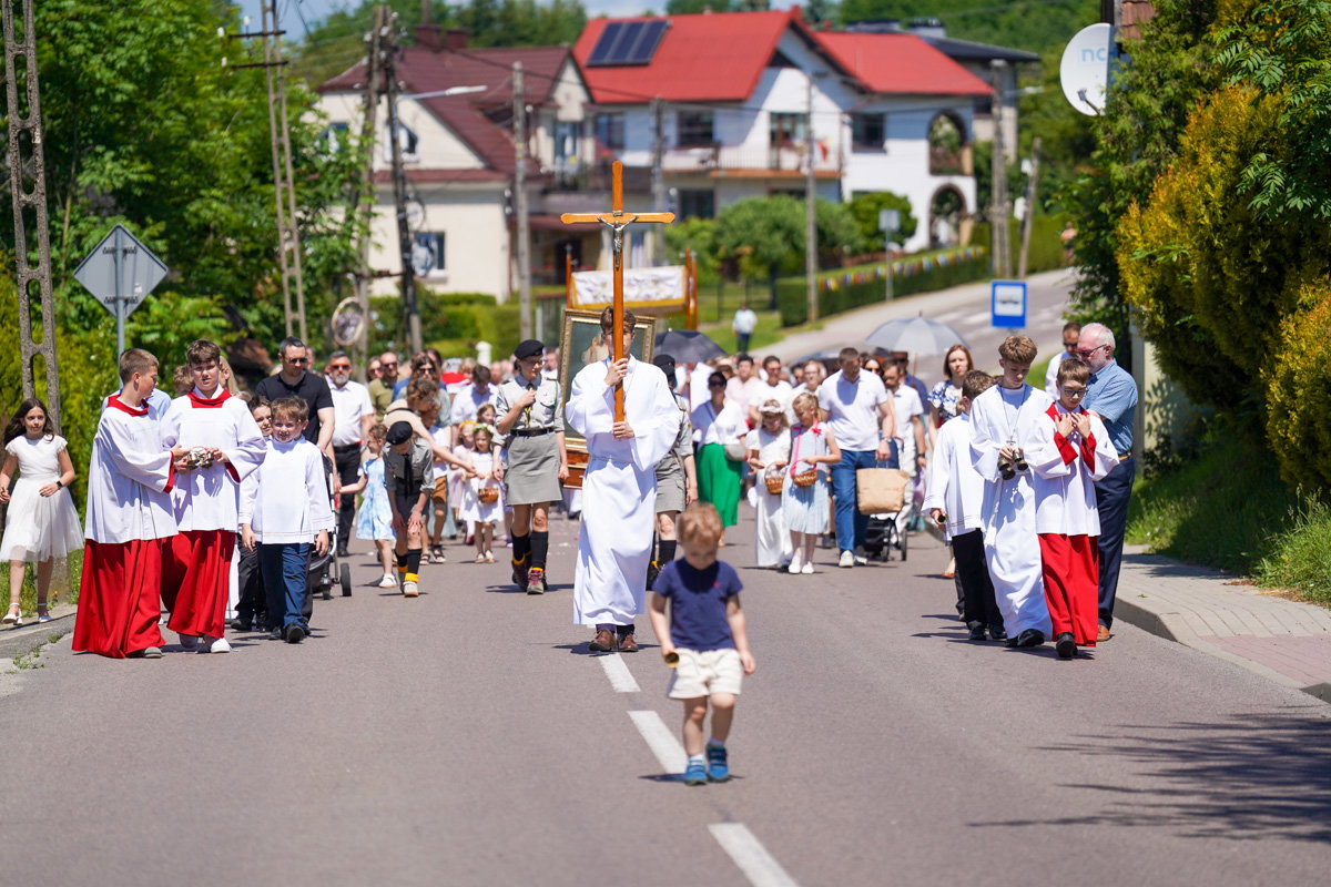 Uroczysta procesja Bożego Ciała w parafii Miłosierdzia Bożego w Krośnie