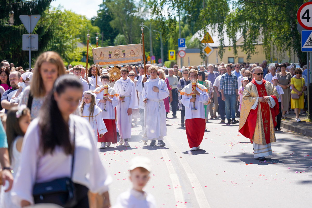 Boże Ciało w parafii Ducha Świętego w Krośnie. Procesja przeszła do czterech ołtarzy