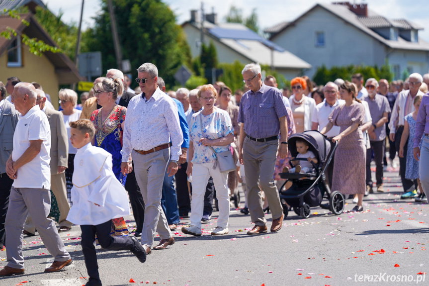 Boże Ciało w parafii Ducha Świętego w Krośnie. Procesja przeszła do czterech ołtarzy