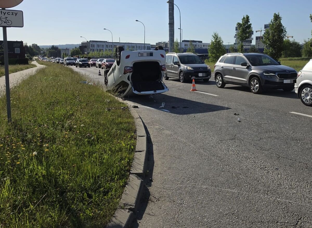 Wypadek w Rzeszowie na ul. Niemierskiego. Jeden z samochodów na dachu