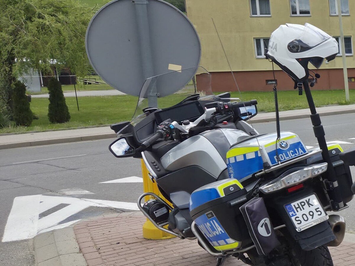 Motocyklista uderzył w tył auta, drugi stracił panowanie na zakręcie
