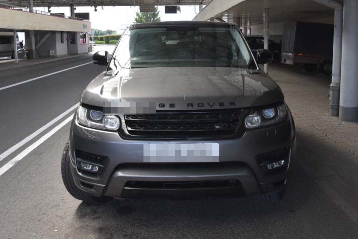 Kradzione auto i części warte setki tysięcy złotych przejęte na granicy