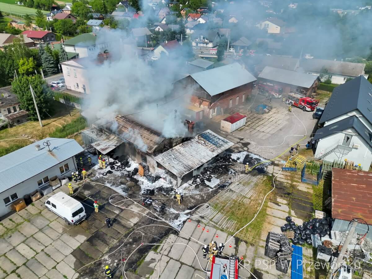Pożar w zakładzie regeneracji opon w Markowej. 28 zastępów w akcji