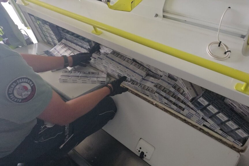 Ponad 900 paczek papierosów ukrytych w... karetce