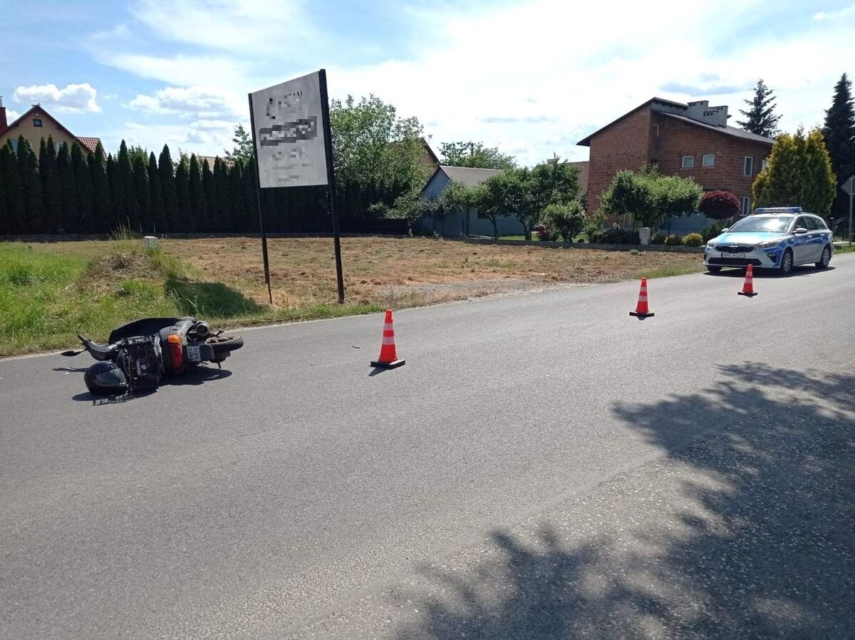 Wyprzedzanie zakończone zderzeniem. Motorowerzysta trafił do szpitala