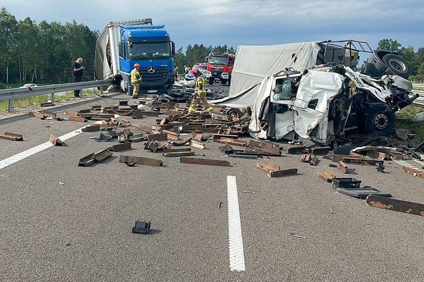 Zderzenie ciężarówek na S19. Ładunek rozsypał się na jezdnię