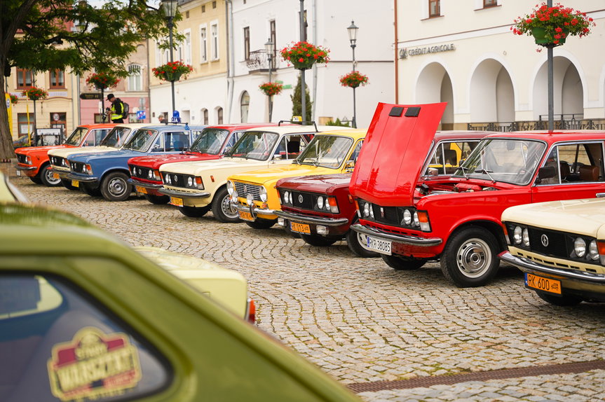 Rynek w Krośnie pełen klasyków. Ruszył rajd dla Lenki z Iwonicza