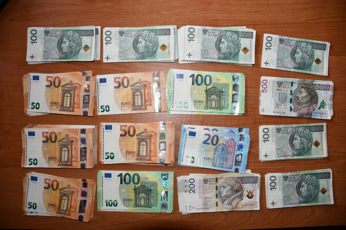 Myślała, że pomaga wnukowi. Przekazała oszustom tysiące złotych i euro