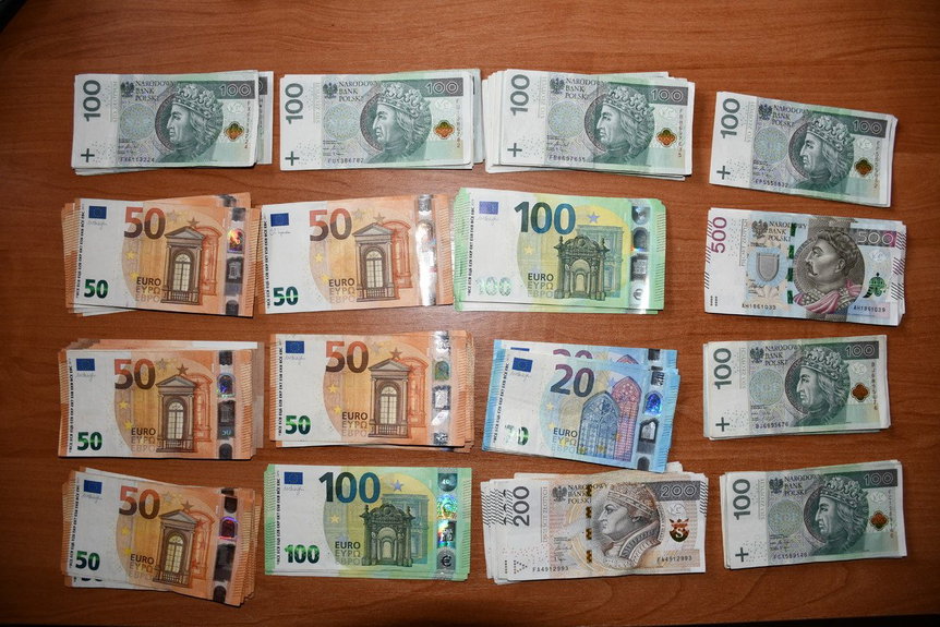 Myślała, że pomaga wnukowi. Przekazała oszustom tysiące złotych i euro