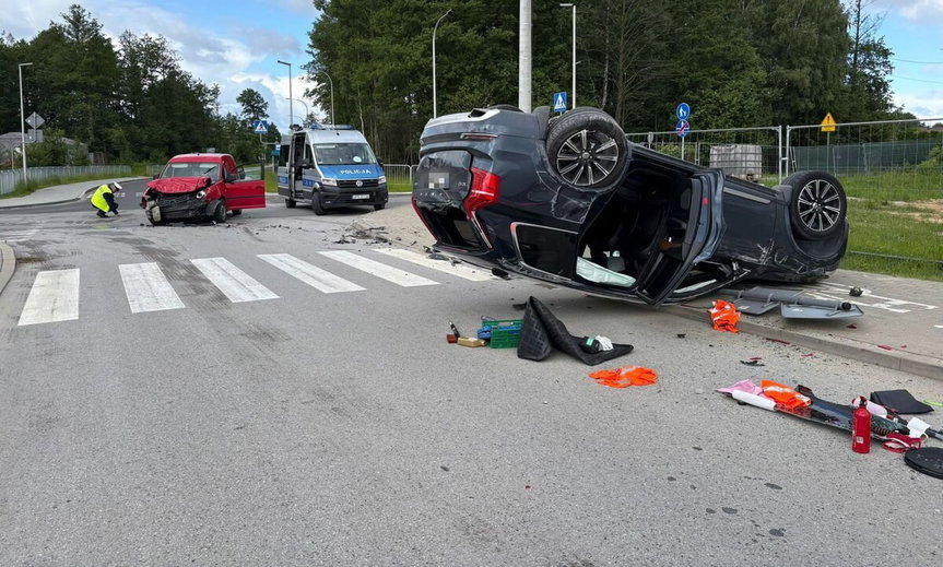 Wypadek w Jasionce. Auto przewróciło się na dach po zderzeniu