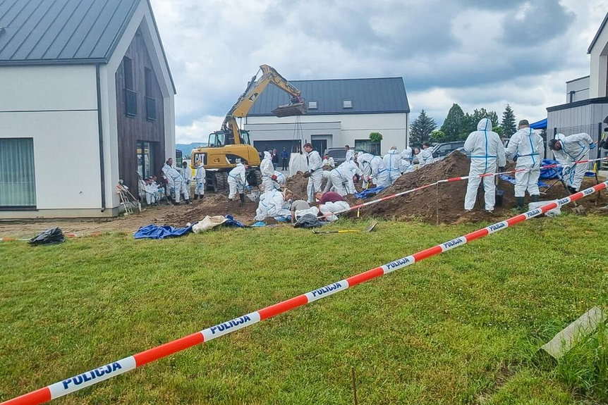 Kilkuset policjantów w Lutoryżu. Zakończyli czynności po odkryciu ludzkich płodów