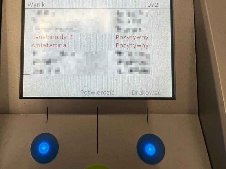 Kierowca Audi uciekał, a pasażer wyrzucał przez szybę narkotyki...