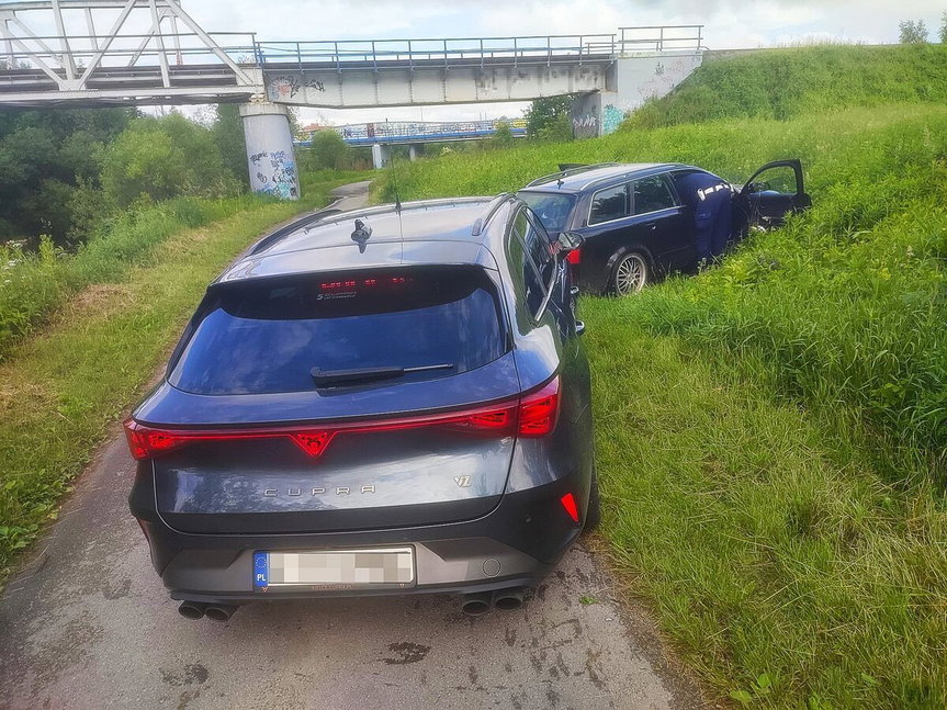 Kierowca Audi uciekał, a pasażer wyrzucał przez szybę narkotyki...