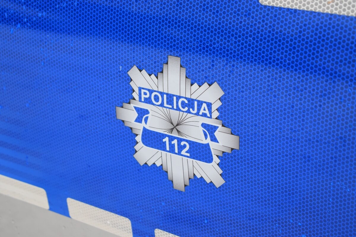 Nietrzeźwy mężczyzna niszczył zieleń przed budynkiem jednostki