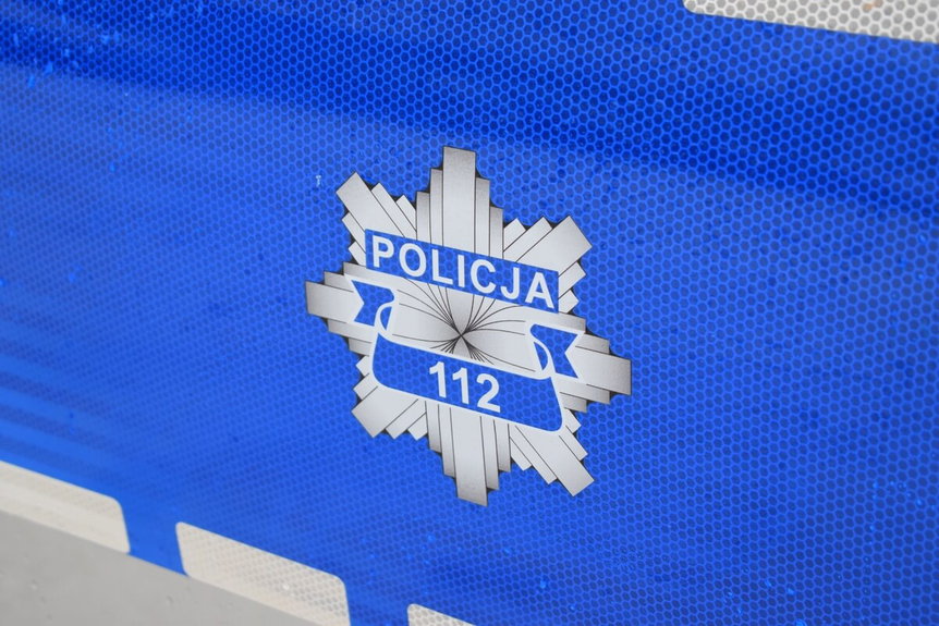 Nietrzeźwy mężczyzna niszczył zieleń przed budynkiem jednostki
