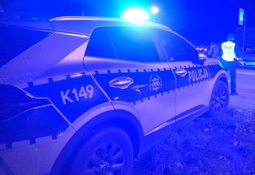 Kompletnie pijany rozbił auta na parkingu. Był poszukiwany do więzienia