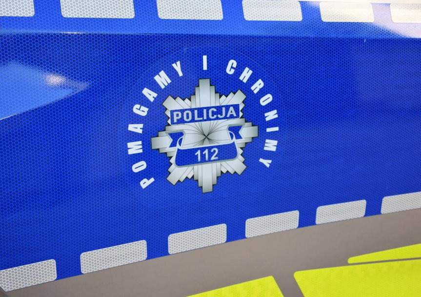 Szła ulicą w klapkach i piżamie. Policjanci ruszyli na pomoc
