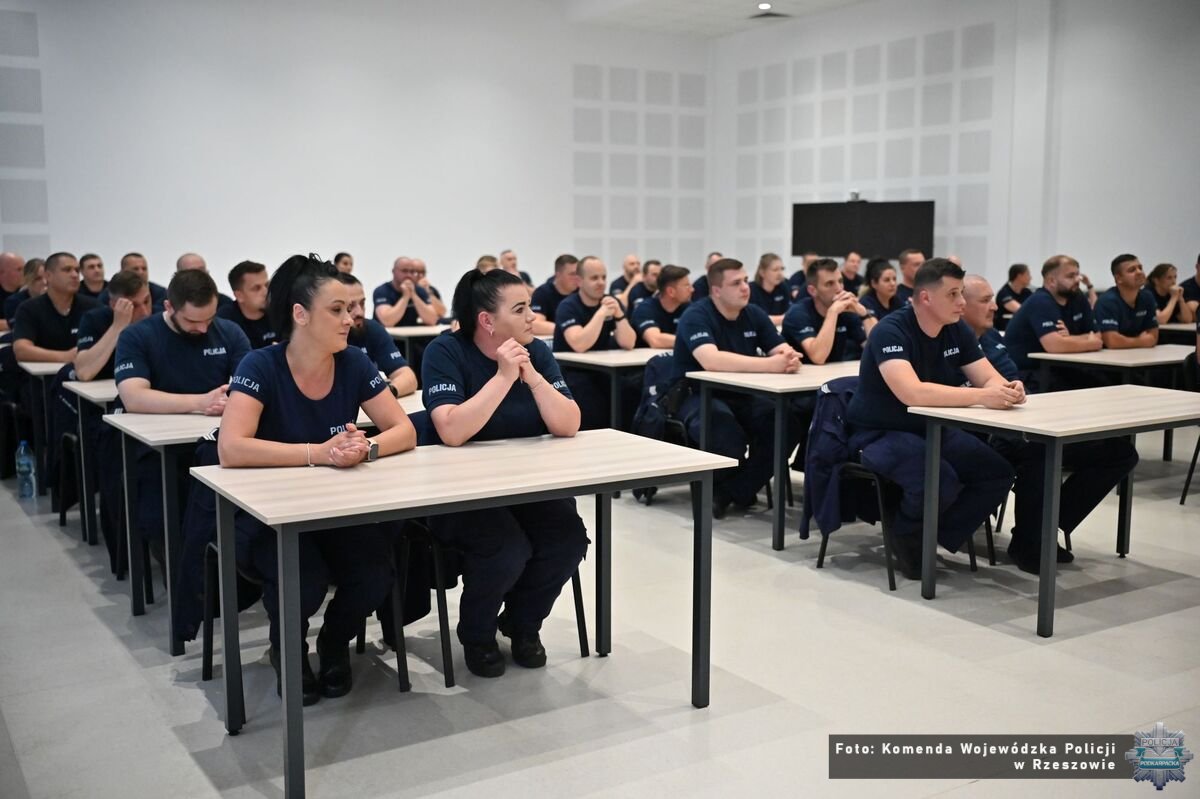 48 policjantów z Podkarpacia zakończyło ważne szkolenie i awansuje na wyższe stopnie