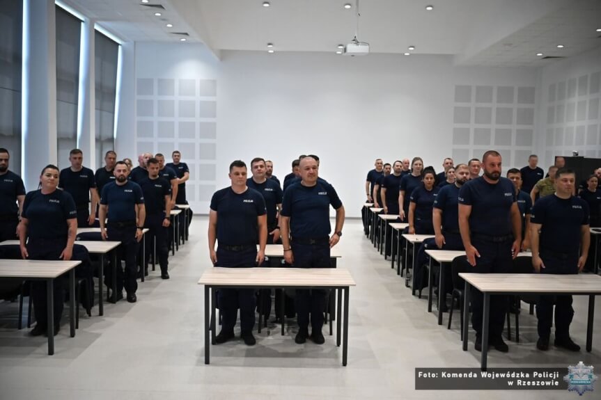 48 policjantów z Podkarpacia zakończyło ważne szkolenie i awansuje na wyższe stopnie