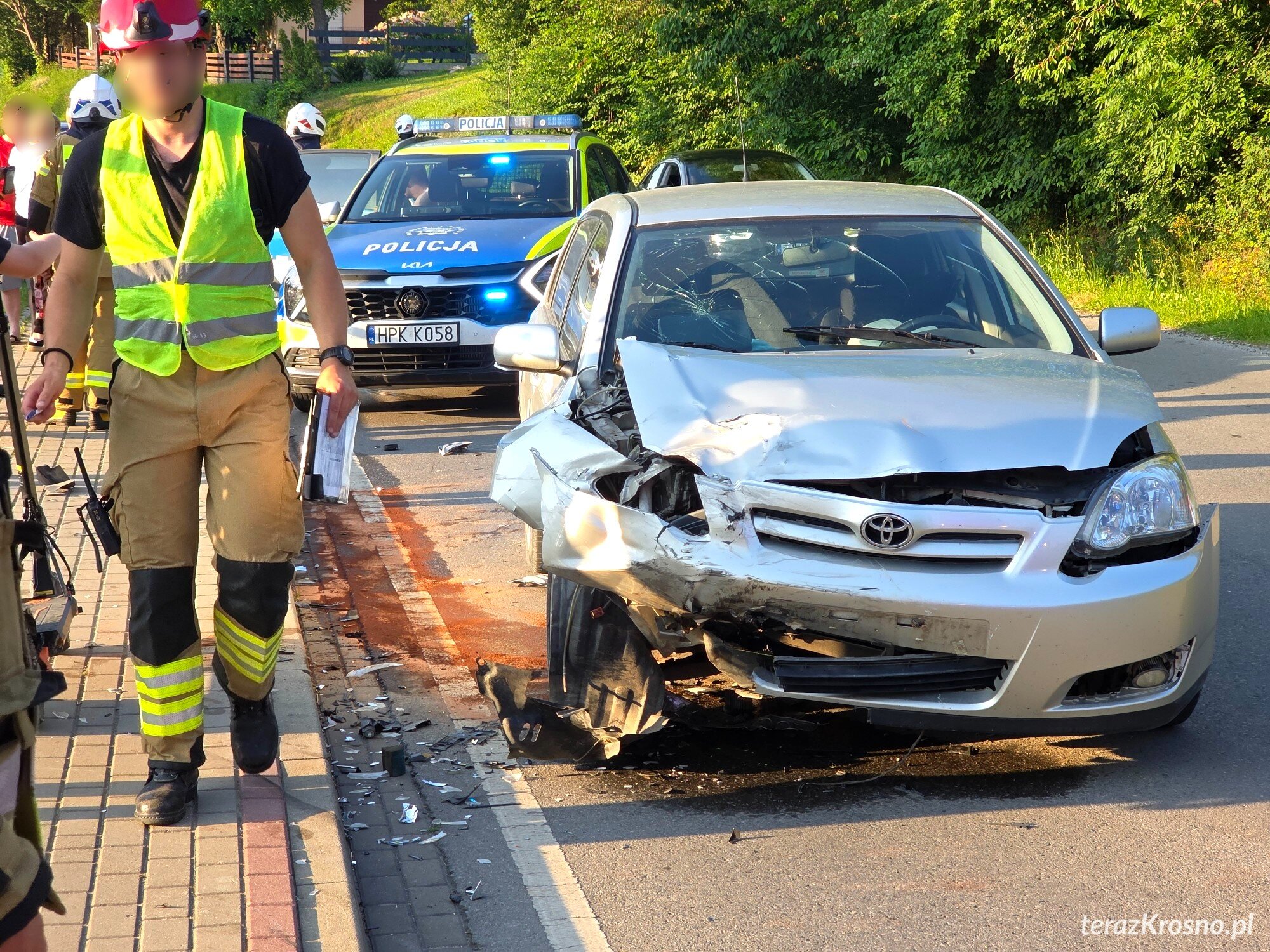 Wypadek w Iwoniczu. Jeden z pojazdów po zderzeniu wjechał do rzeki