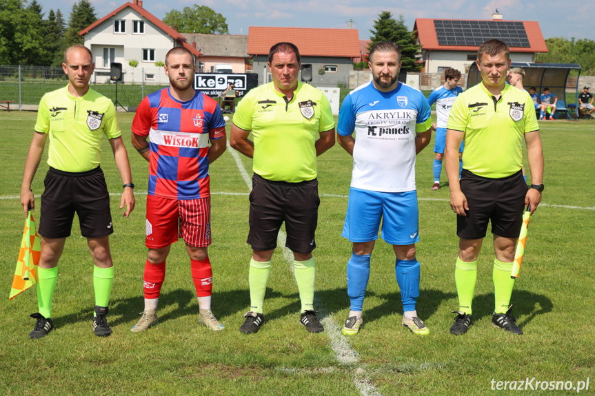 Sędziowali (od lewej): Konrad Kijowski, Sławomir Kielar, Piotr Frankowicz; na zdjęciu z kapitanami drużyn - Grzegorzem Albrychtem i Sebastianem Kubusiakiem