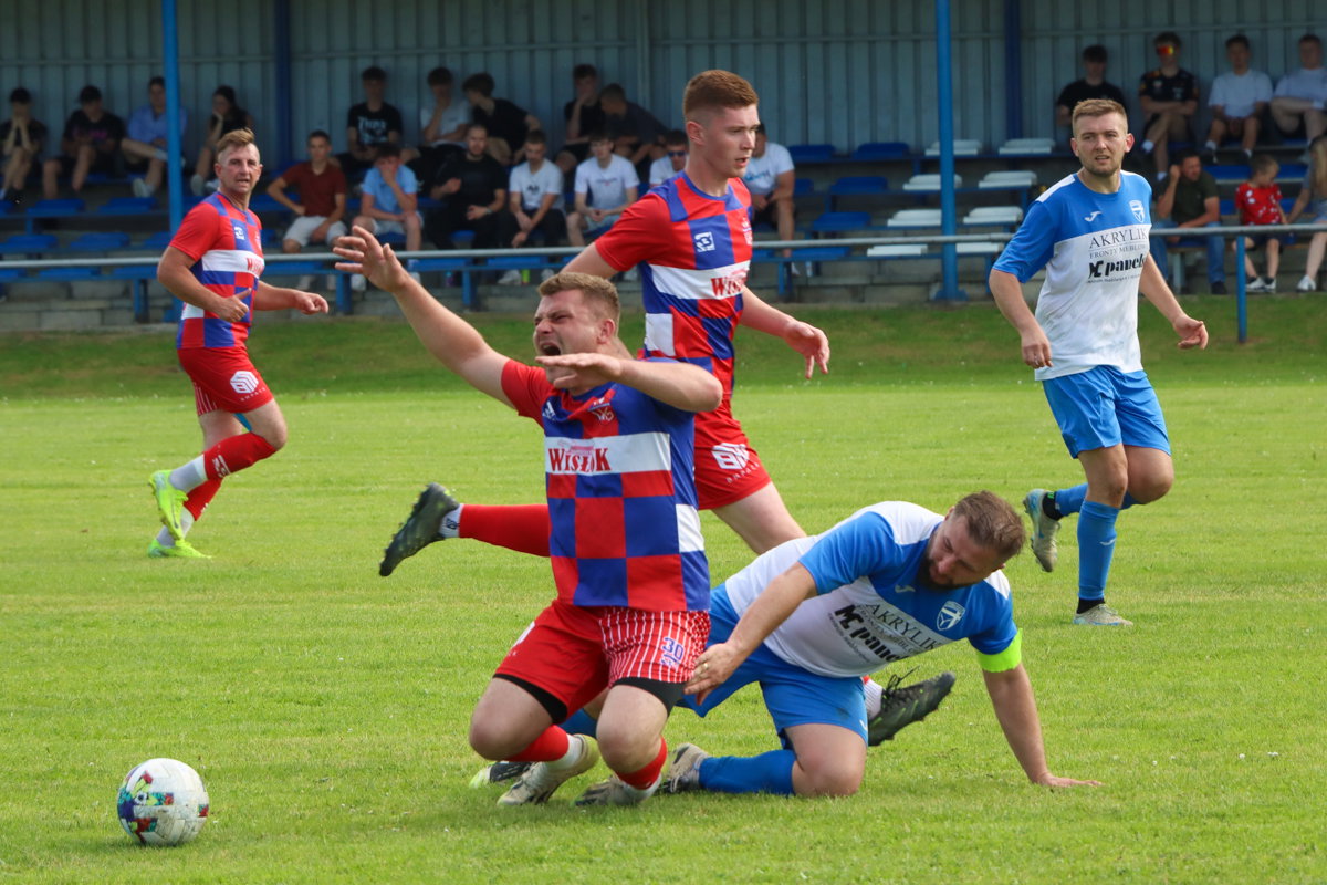 Upalne popołudnie w Rogach. Derby dla Burzy, bramkarz Michał Młocek trafił z karnego [ZDJĘCIA]