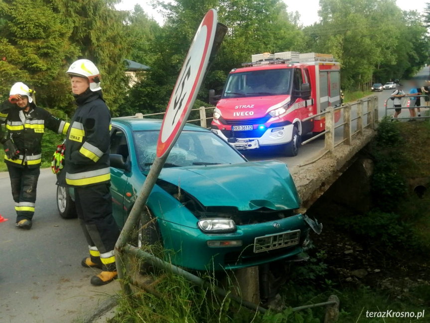 Kolizja w Lubatowej. Kierująca Mazdą uderzyła w barierę na moście