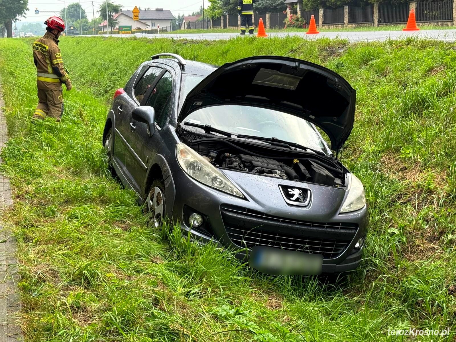 Kolizja w Moderówce. Kierująca Peugeotem wjechała do rowu na DK28