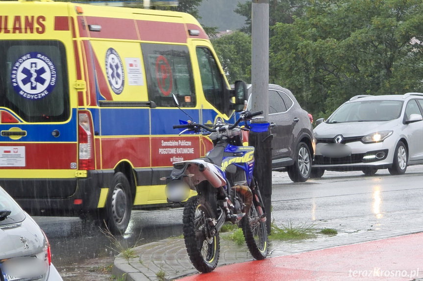 70-latek nie ustąpił pierwszeństwa przejazdu motorowerzyście. 17-latek trafił do szpitala