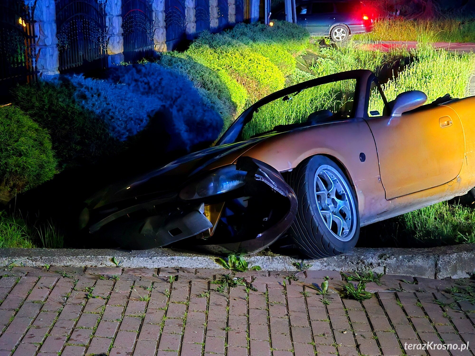 Nocna kolizja w Chorkówce. Mazda roztrzaskana o przepust