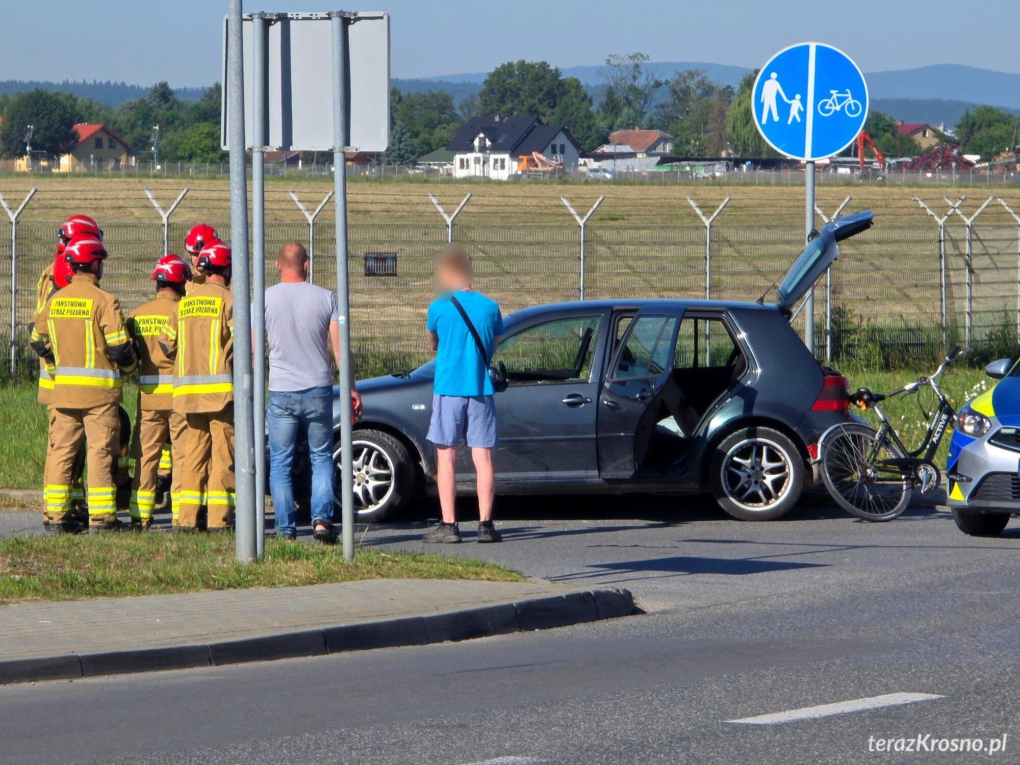 Kolizja w Krośnie. Rowerzysta uderzył w bok Volkswagena