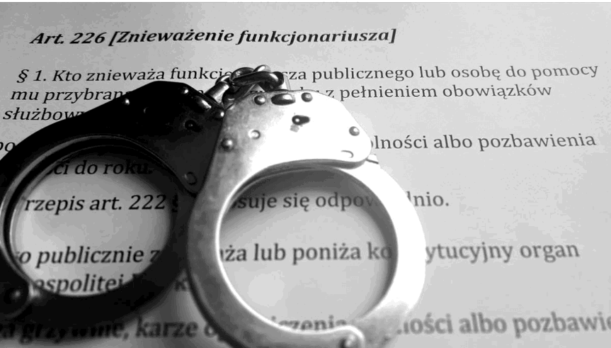Interwencja w mieszkaniu zakończyła się atakiem na funkcjonariuszy