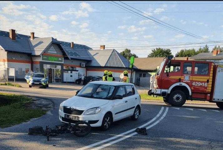 Poranny wypadek w Paszczynie. Ranny rowerzysta przewieziony do szpitala