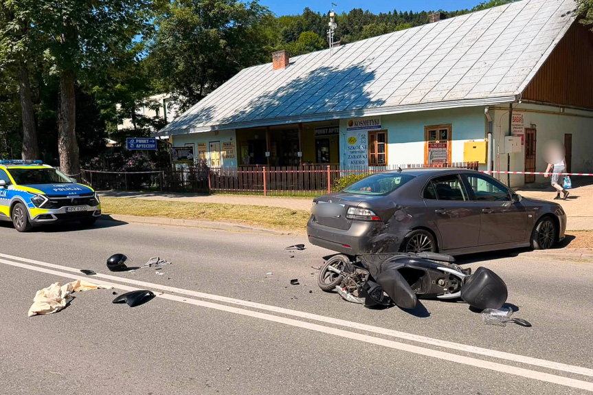 Motocyklista poszkodowany po zderzeniu z samochodem