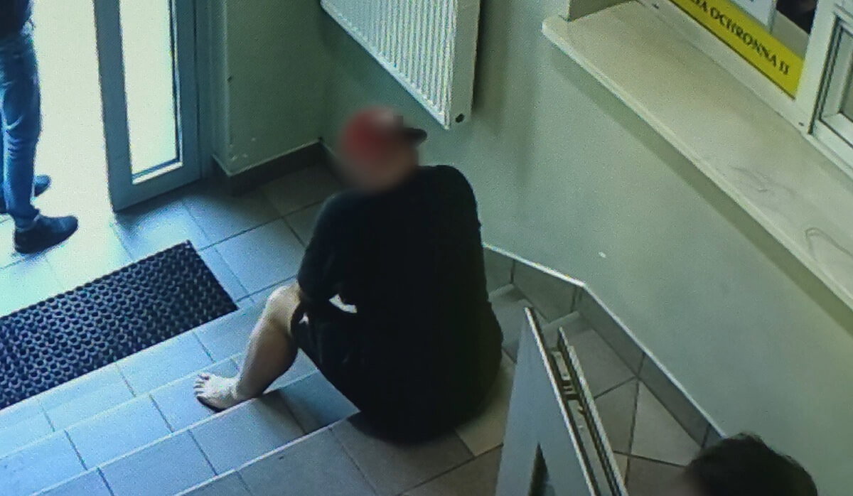 Ukradł złoty łańcuszek z salonu jubilerskiego i próbował schować się w budynku... komendy