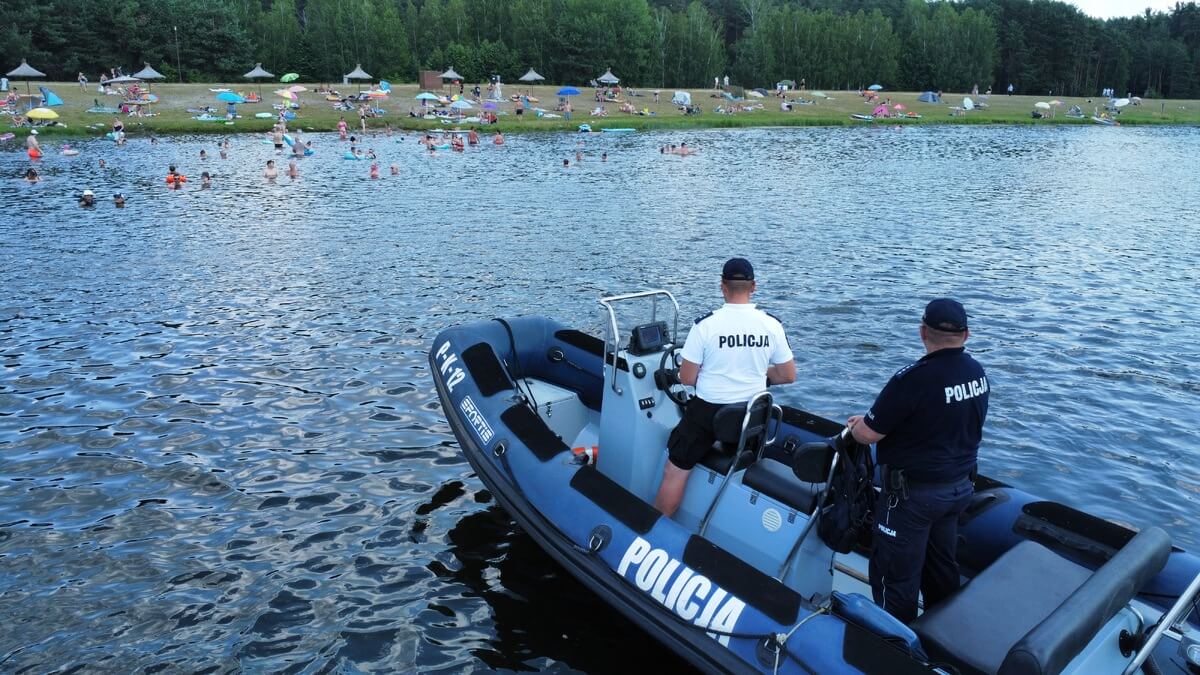 Mundurowi patrolują akwen i reagują na zagrożenia