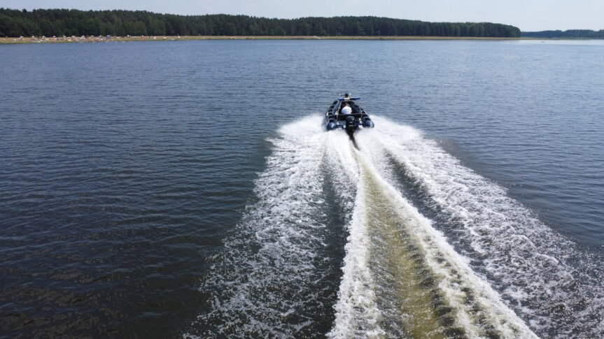 Mundurowi patrolują akwen i reagują na zagrożenia