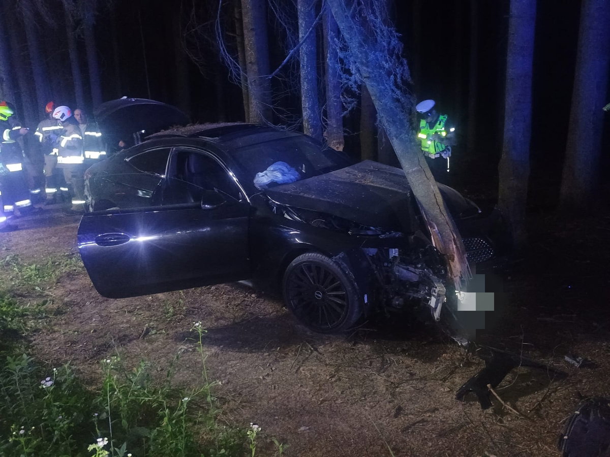 Mercedes uderzył w drzewo, kierowca uciekł