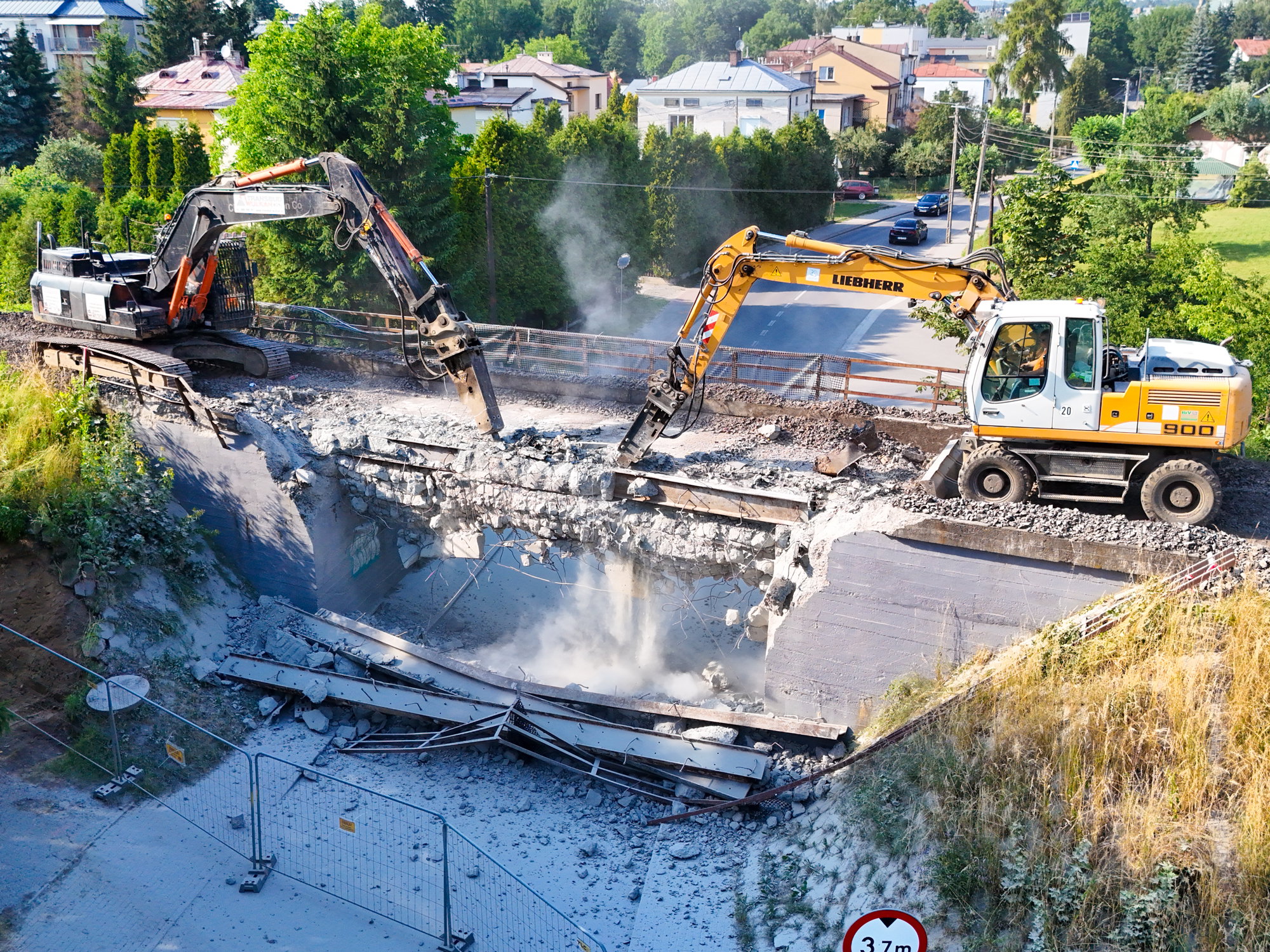 Beton i stal lecą w dół. Rozbiórka wiaduktu kolejowego w Krośnie