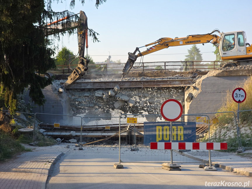 Beton i stal lecą w dół. Rozbiórka wiaduktu kolejowego w Krośnie
