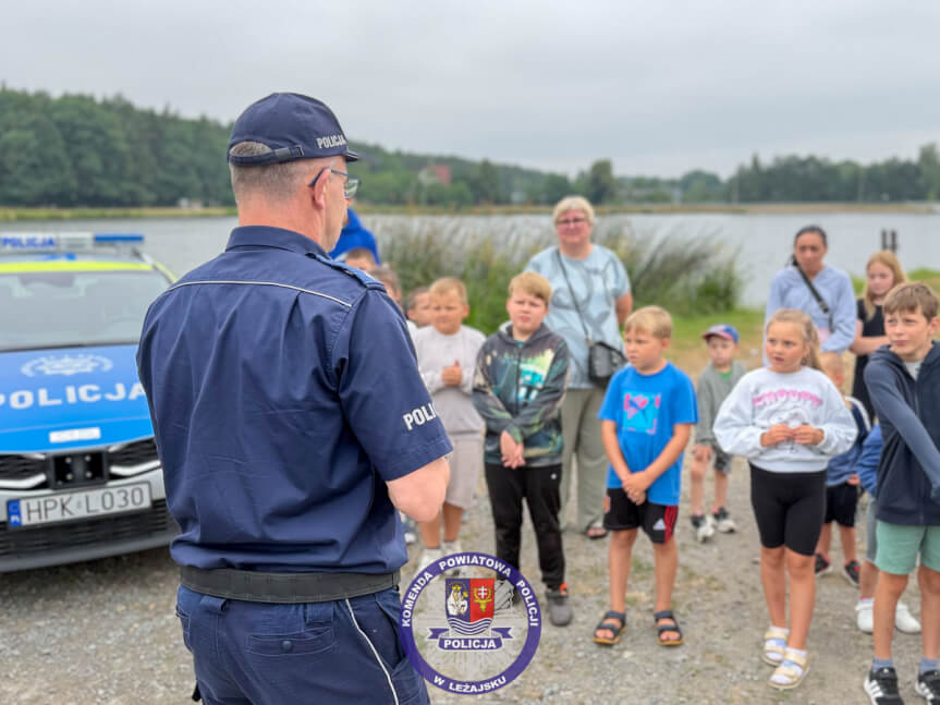 Policjanci nad wodą przypominali o bezpieczeństwie podczas wakacji
