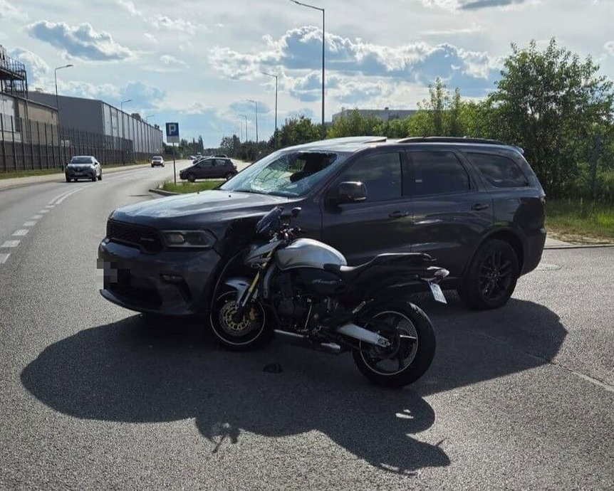 Fiat wjechał w tył Peugeota. Auto zakończyło jazdę w rowie