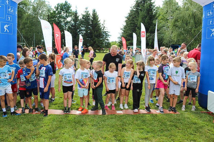 Biegi dzieci i młodzieży rozpoczęły sportowe wydarzenie w Dobieszynie
