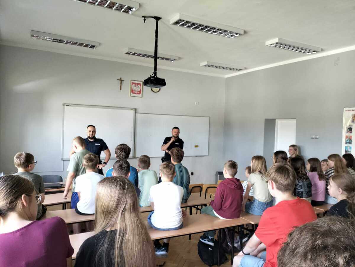 Wakacje bez zagrożeń. Policjanci spotkali się z uczniami