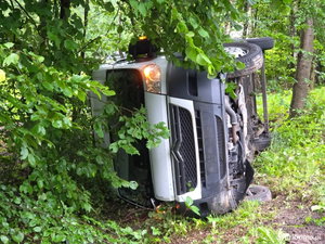 Węglówka. Bus zjechał z drogi i przewrócił się na bok