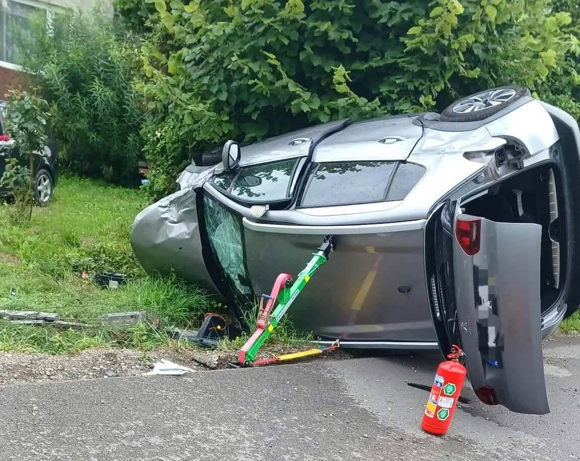 Dachowanie Peugeota. Trzy osoby w szpitalach