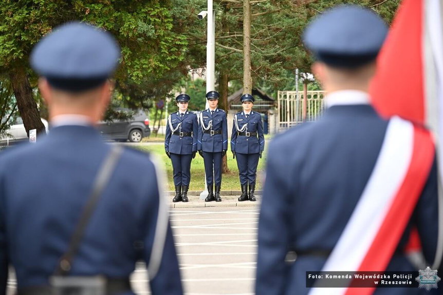 Przed komendą zapłonęły znicze. Policjanci oddali hołd poległym