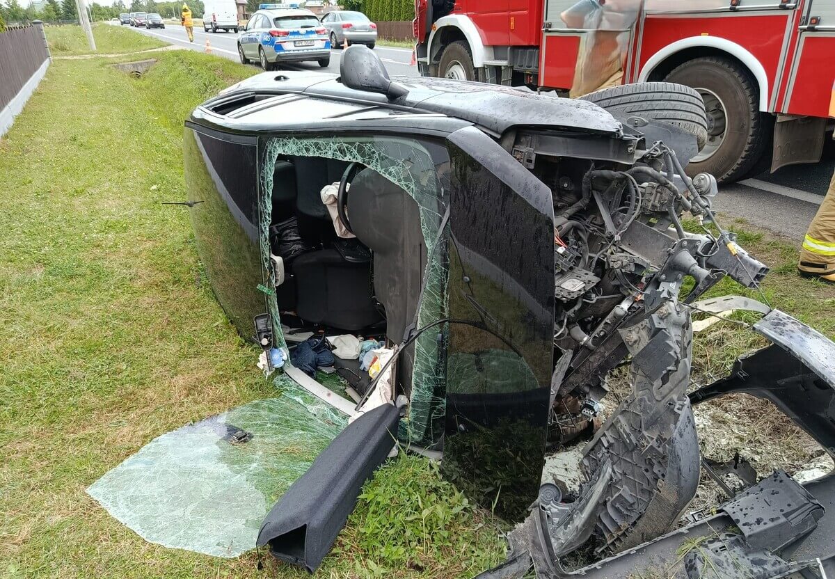 Pijany kierowca rozbił auto na betonowym przepuście