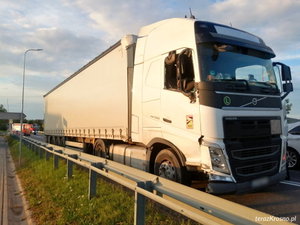Kolizja na DK19 w Woli Jasienickiej. Ciężarówką wjechał w bariery